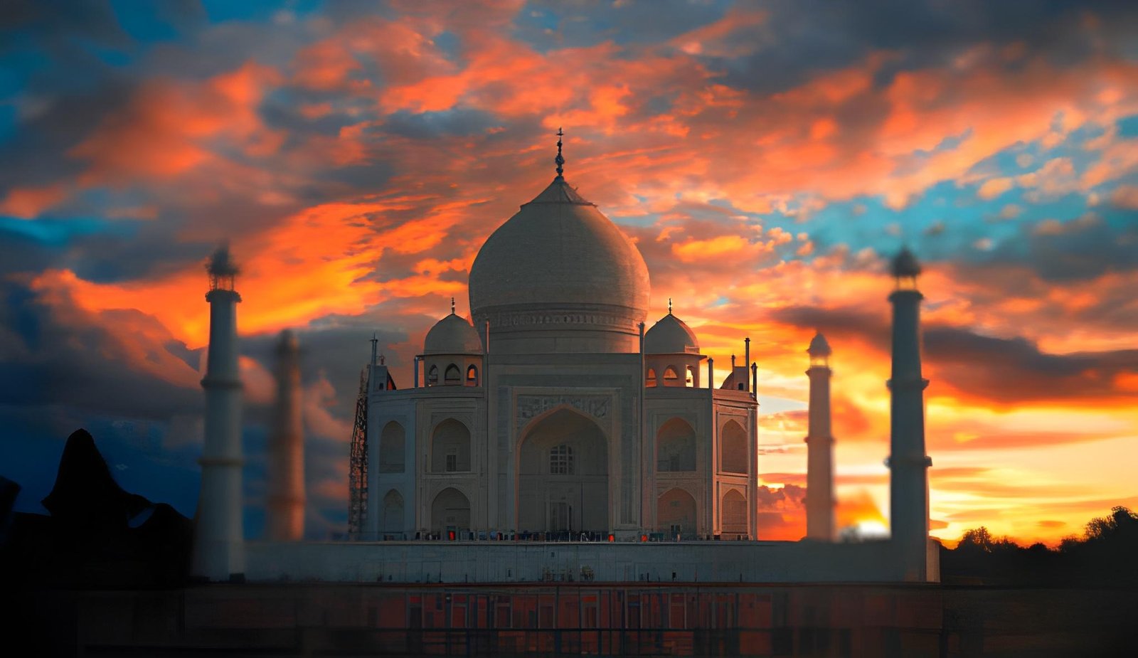 Taj Mahal Changes Color